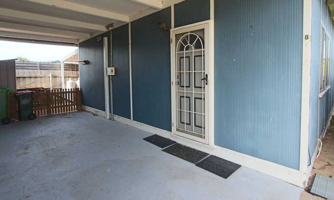 Lakes Entrance Casa | Cozy Unit with pool just outside and fireplace 2mins drive to beach or town