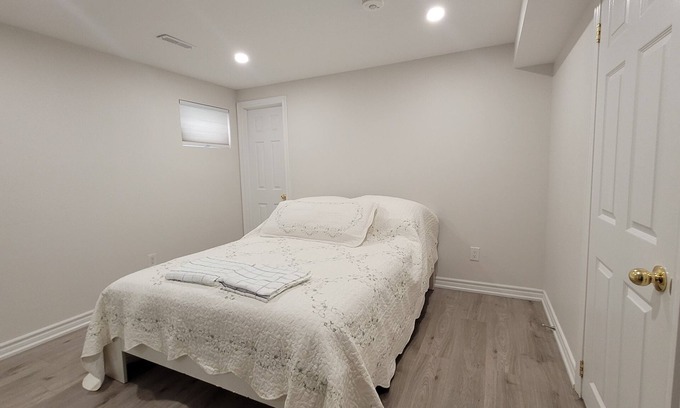 The Peanut Apartamento | Cozy Unit with Private Kitchen & Bathroom near Seneca / Fairview Mall