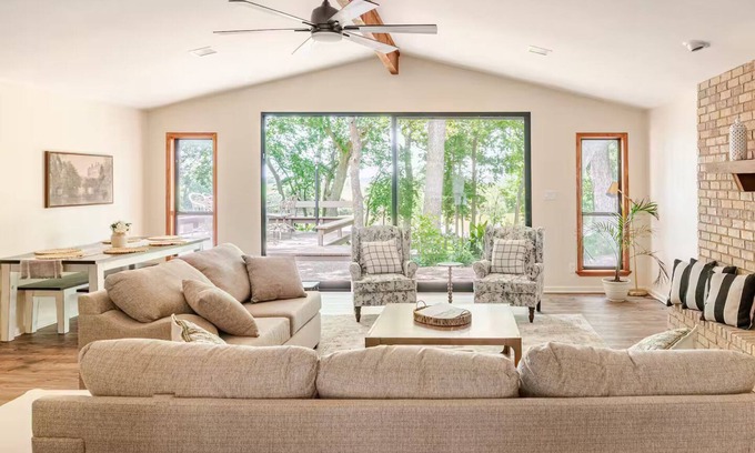 Waco Casa | Cozy Up at the Bear’s Nest – Your Peaceful Retreat on the Brazos
