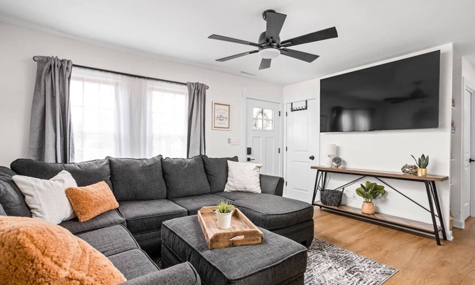 Noblesville Apartamento | Cozy 3 Bedroom Bungalow in Noblesville-NEWLY REMODELED