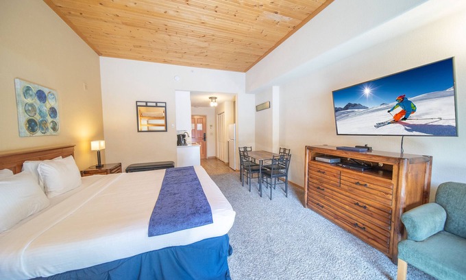 Mountain House Condominio | Condominio de estudio grande, ya sea solo un viaje rápido en autobús o una caminata más larga a River Run Village. Este estudio tiene capacidad para 5 personas con una cama king, un sofá cama y una litera individual. Disfrute de la piscina cubierta y e...
