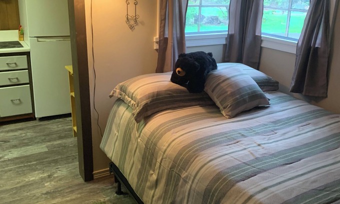 Cuba Cabaña | Cozy, upgraded, pet friendly cabin, formerly Cuba Lake Vintage Duck House.