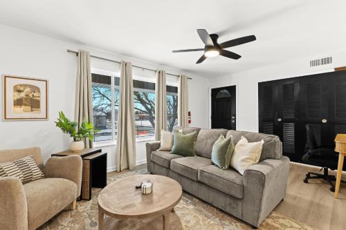 Royal Oak Apartamento | Cozy Upper Flat King Bed in Central Location