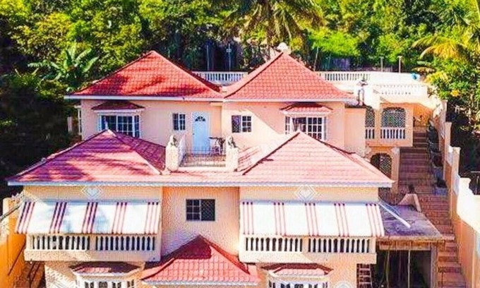 Mandeville Casa | Cozy upstairs apartment for two with great views. Book your stay today.