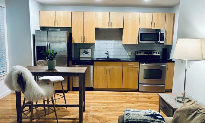 City Center Condominio | cozy urban condo-free garage parking & upscale hotel amenities