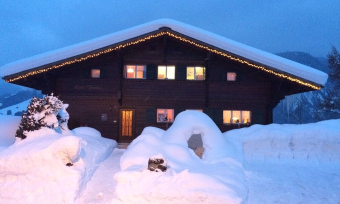 Saanen Apartamento | Cozy vacation apartment in a genuine Saanenland châlet