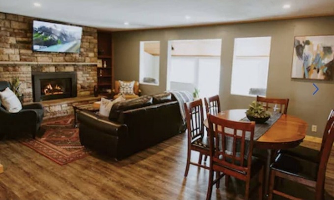 Webster Cabina | Cozy Vacation Cottage on the Lake with Hot Tub!