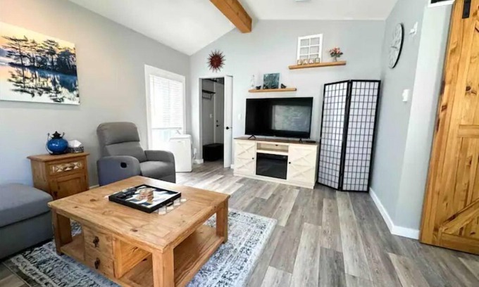 Christina Lake Casa | Cozy Vacation House with BBQ, fireplace and patio