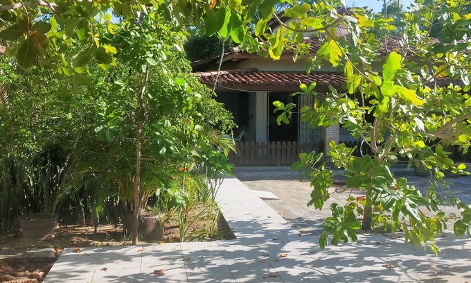 Itaparica Casa | Cozy vacation home surrounded by greenery a few steps from the sea