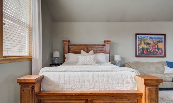 Valley West Apartamento | Cozy Valley West Studio | Full Kitchen & Laundry