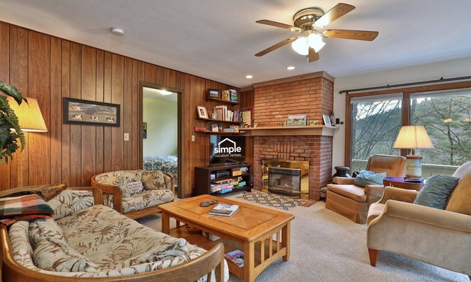 Bridgewater Corners Casa | Cozy Vermont House Near Killington and Woodstock. Mountainside. Close to Slopes.