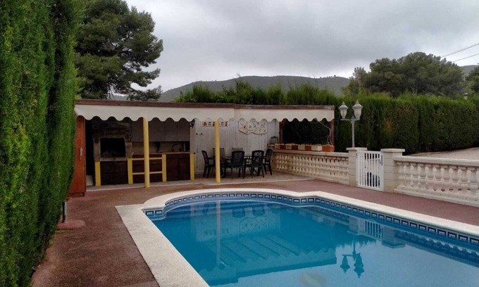 El Montmell Chalet De Esquí | Acogedor chalet con gran piscina privada y barbacoa completa