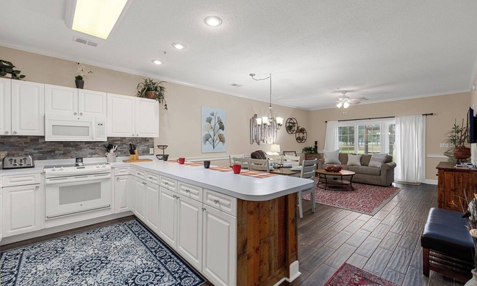 Central Myrtle Beach Condominio | Cozy Vibes 2BR 2BA Golf Front Villa