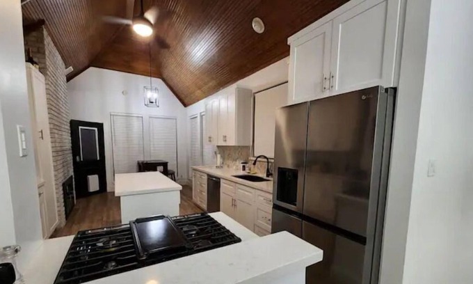 Tomball Casa | Cozy Victorian house. Pet friendly
