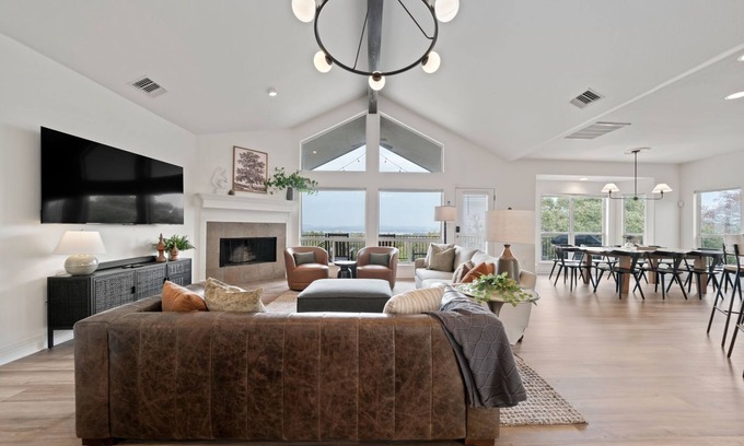 Canyon Lake Casa | Cozy Views | Heated Pool, Hot Tub, Fire Pit, Games