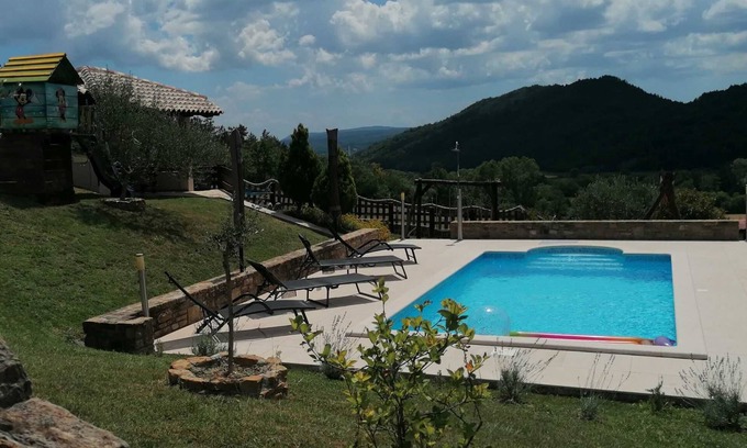 Gologoricki Dol Villa | Acogedora villa con piscina rodeada de naturaleza