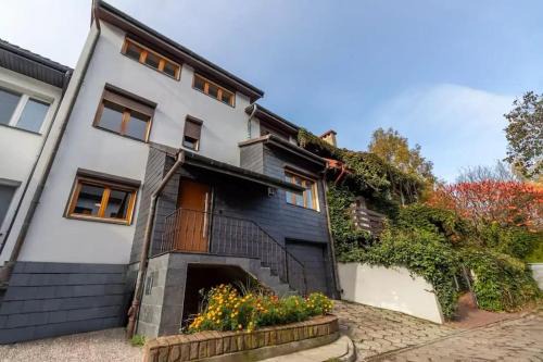 Wola Apartamento | Cozy Villa with 6 bedrooms