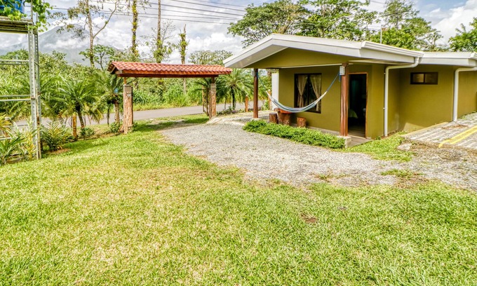 Aguas termales de Arenal Apartamento | Cozy villa with volcano views, fast WiFi, kitchenette & hammock - dog-friendly