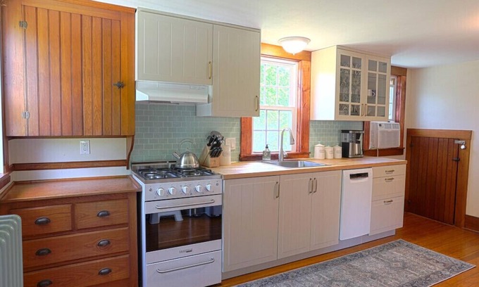 Jamestown Casa | Cozy Village Cottage Within Walking Distance to the Beach and Downtown