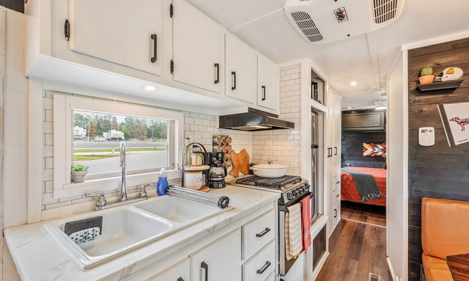 College Station Casa | Cozy Vintage Camper just 3 miles from Texas A&M