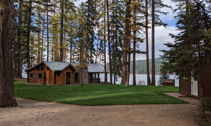 Seeley Lake Cabina | Cozy Vintage Cabin on Placid Lake, Montana - Waterfront, Sleeps 6 Adults - Wifi