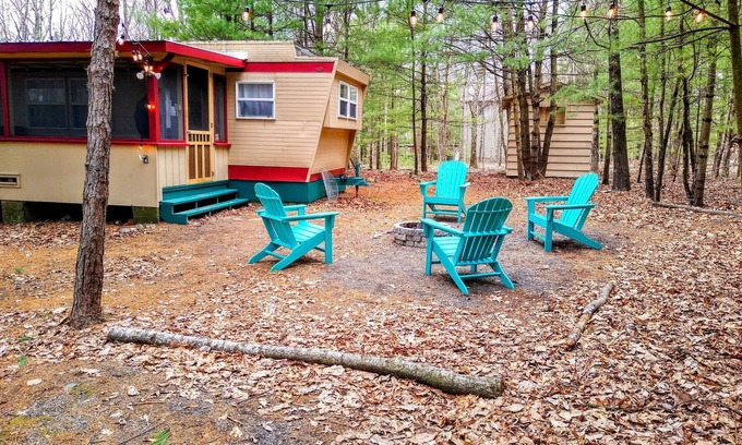 Layton Casa | Cozy vintage hilltop getaway - great Poconos location!