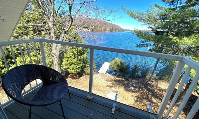 Chertsey Chalet De Esquí | Cozy Water Front Panoramic View and Spa