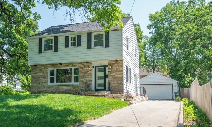 Des Moines Casa | Cozy Waterbury VRBO next to Willow on Grand Events Center and Val Air Ballroom