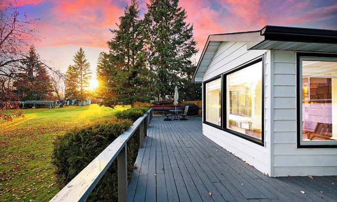 Central Alberta Cabaña | Cozy Waterfront Cottage- 50 mins from Edmonton on Lake Isle w/private dock/toys!