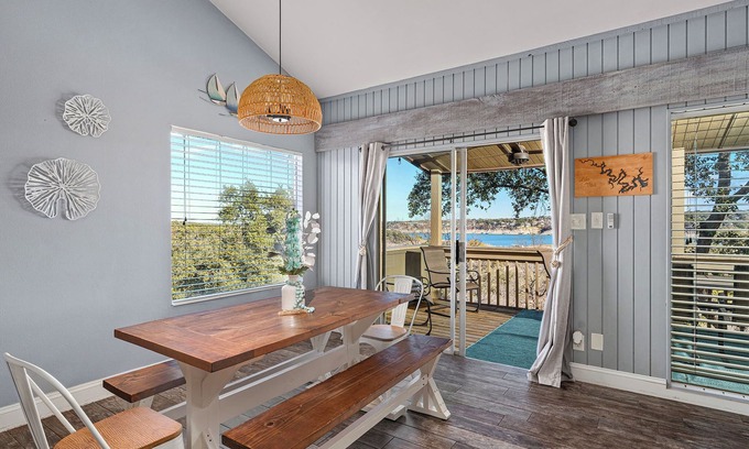 Point Venture Casa | ¡Nuevo listado! Hermosa propiedad remodelada frente al mar- 3/2-Sleeps 10!