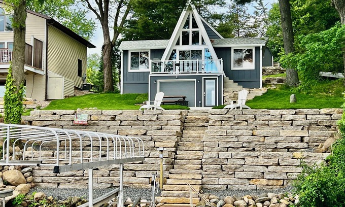 Lodi Casa | COZY WATERFRONT CABIN, ON SUNSET BAY, LAKE WISCONSIN !! SUMMER AND WINTER FUN !!