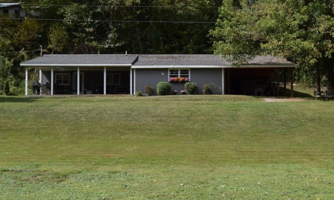 Allisonia Casa | Cozy Waterfront Cabin on New River/Claytor Lake