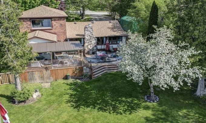 Selwyn Cabaña | COZY WATERFRONT COTTAGE ON CHEMONG LAKE, ONLY 1.5HRS FROM TORONTO