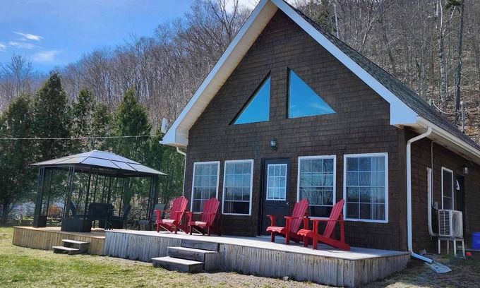 Clifton Royal Cabaña | Cozy Waterfront Cottage on the Kennebecasis River. Pet Friendly!