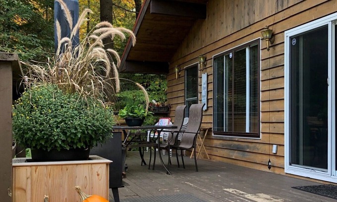 Kearney Cabaña | Cozy Waterfront Cottage near Huntsville, Algonquin park