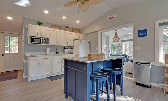 Lyman Casa | Cozy Waterfront cottage with Private dock- dog friendly!
