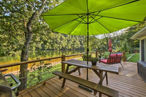Cotter Casa | Cozy Waterfront Cottage with Deck on White River!
