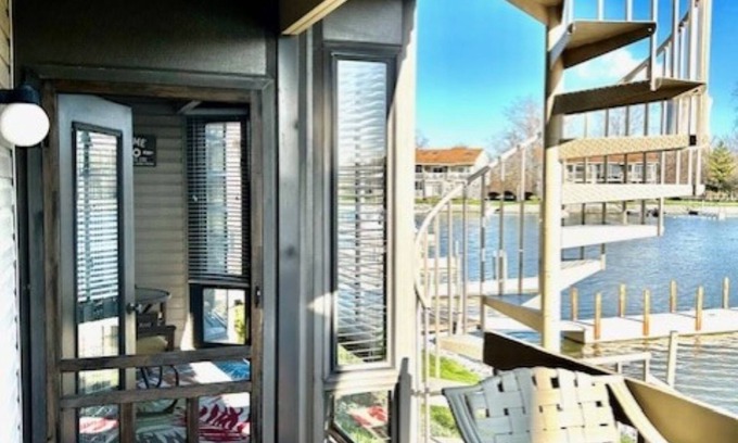 Oak Harbor Condominio | Cozy waterfront first-floor Lake Erie getaway with boat dock, Green Cove Resort!