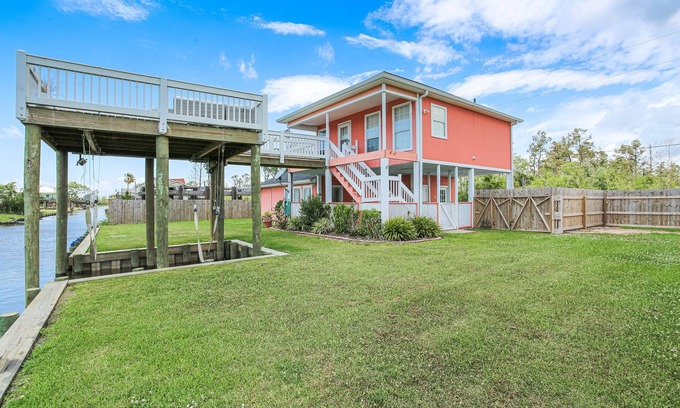 Lake Charles Casa | Acogedora casa frente al mar con acceso al canal del lago Calcasieu