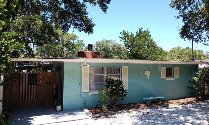 Weeki Wachee Gardens Casa | Cozy Waterfront Home with Kayaks