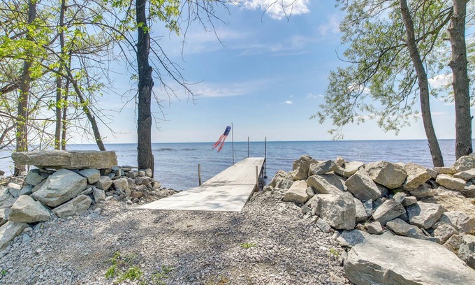 Oconto Cabina | Cozy Waterfront Home on the Bay of Green Bay!