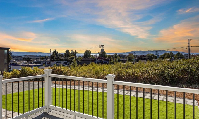 Des Moines Casa | Cozy Waterfront Stay – 2BR Just Minutes from Local Eats & Marina Life
