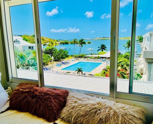 Nettle Bay Apartamento | Cozy Waterfront Two-Level Condo with 2 Bathrooms ,Pool, AC