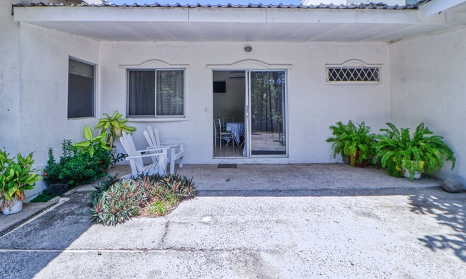 Puntarenas Apartamento | Acogedora villa frente al mar con acceso a la playa, jardines y una hermosa piscina compartida