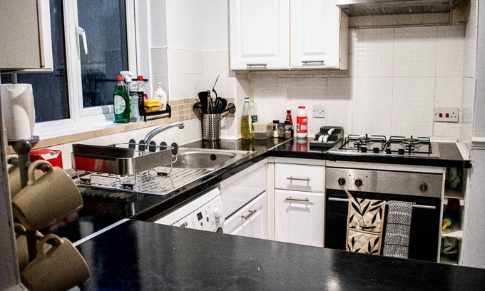 Watford Casa | Cozy Watford Home W/ PARKING - Perfect for Harry Potter World + Warner Bros