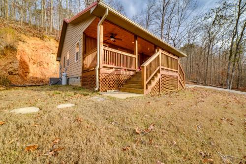 Waverly Casa | Cozy Waverly Cabin with Fireplace and Deck!