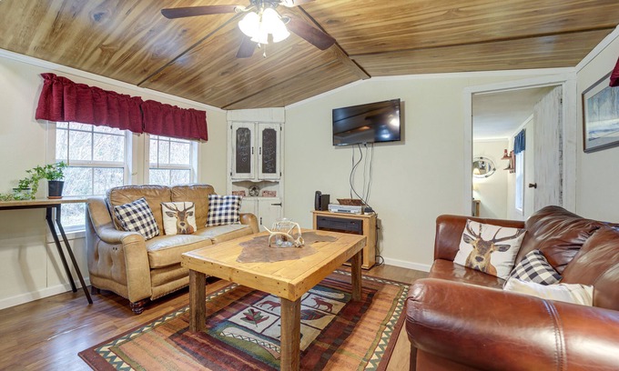 Waynesville Casa | 'Balsam Valley Cabin' w / Porch de Blue Ridge Pkwy!