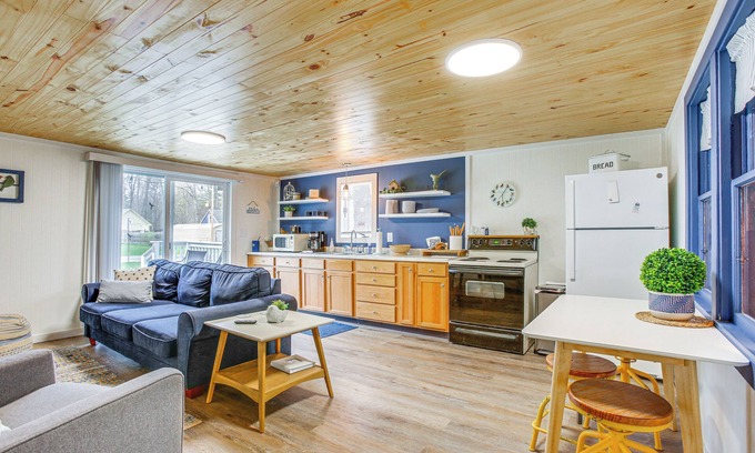 Wellston Cabina | Cozy Wellston Cabin - Walk to Crystal Lake!