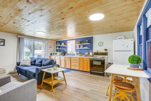 Wellston Casa | Cozy Wellston Cabin - Walk to Crystal Lake!