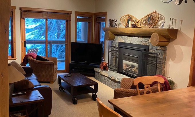 Nordic Estates Casa | Cozy Whistler Creekside Ski-in/Ski-out Cabin - w/ Whistler Village Parking Spot